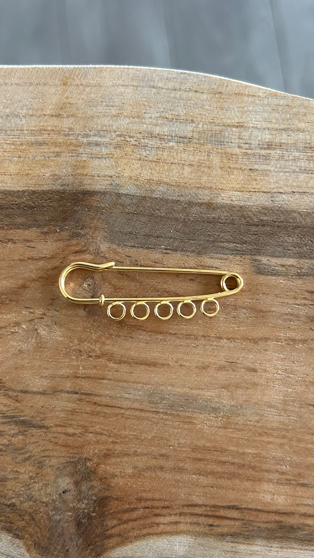 Broche pour tapis de selle