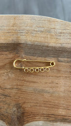 Broche pour tapis de selle