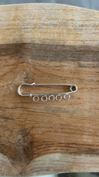 Broche pour tapis de selle