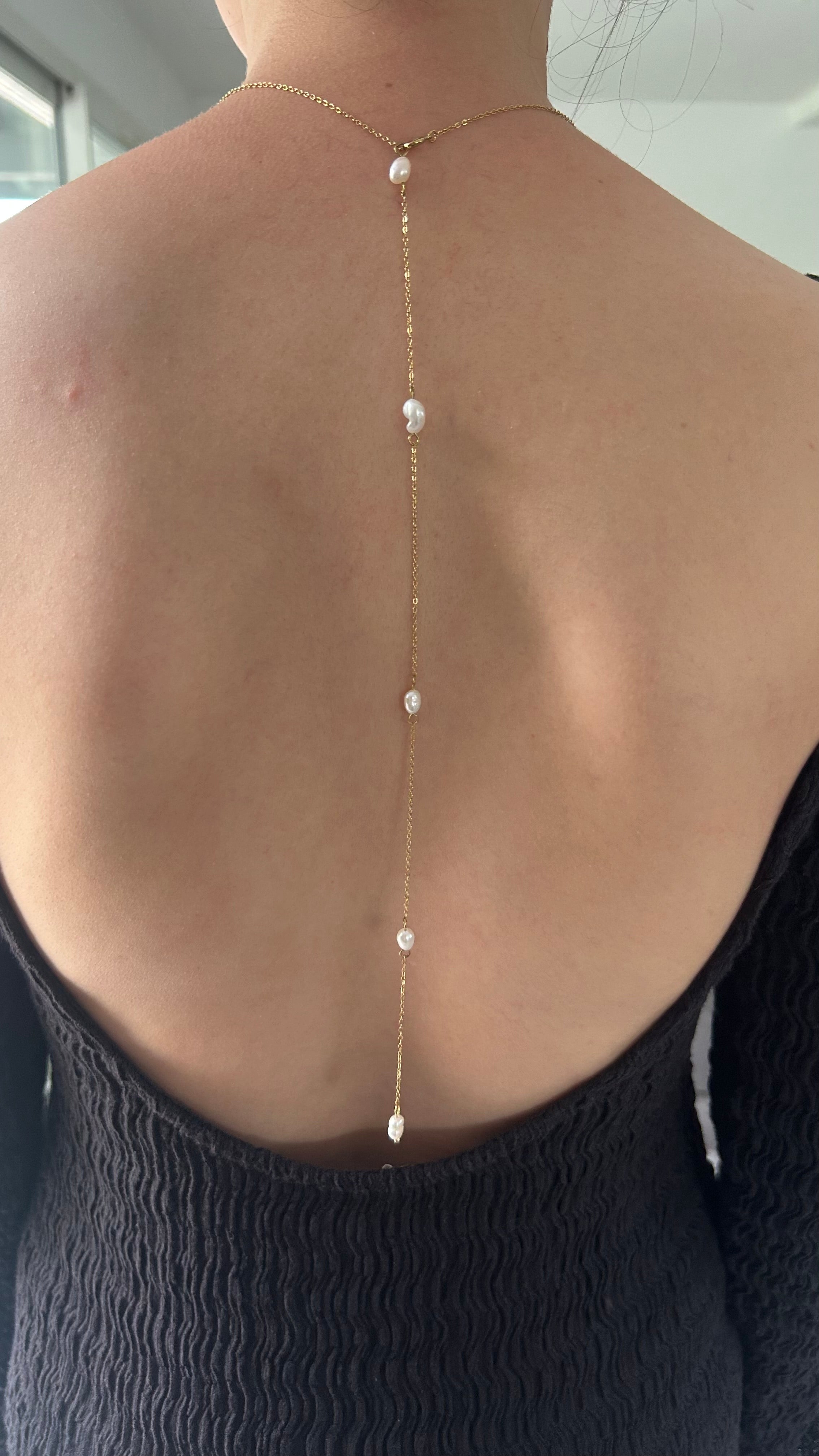 Collier dos nu