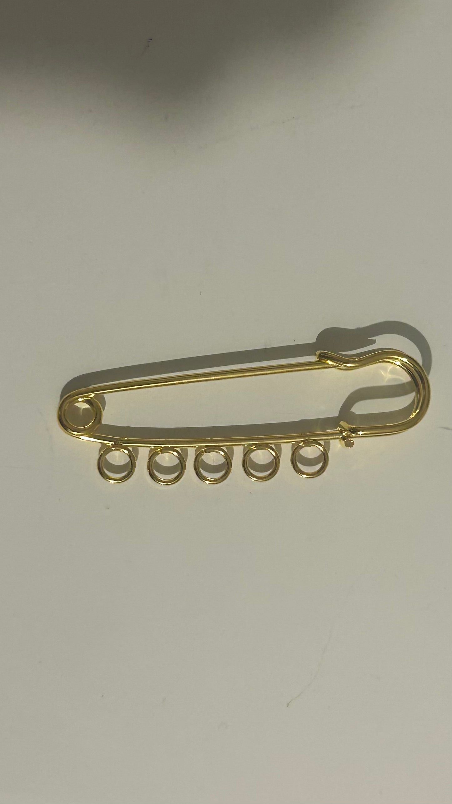 Broche pour tapis de selle