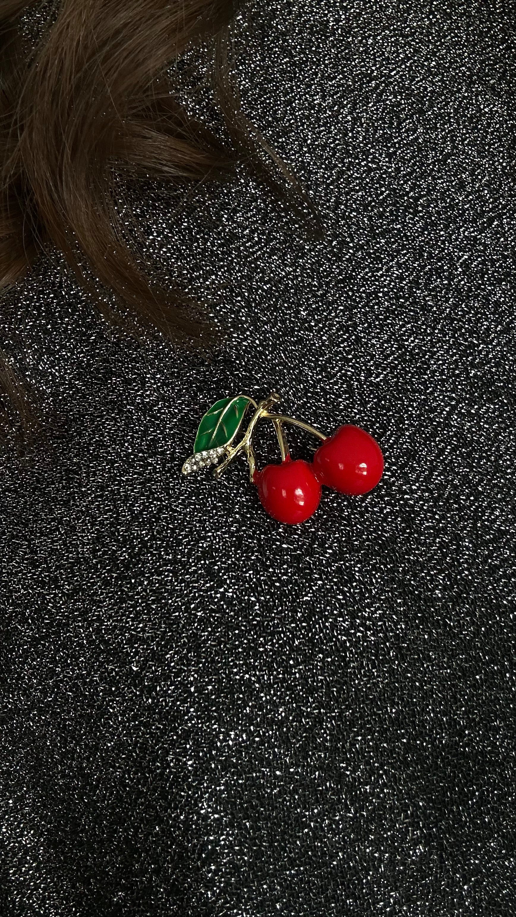Broche cerise